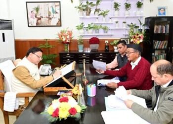 मुख्यमंत्री पुष्कर सिंह धामी से यूकेडी के पूर्व विधायक काशी सिंह ऐरी तथा पुष्पेश त्रिपाठी ने की शिष्टाचार भेंट