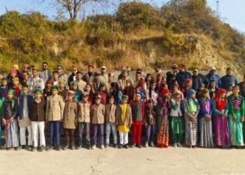 उत्तरकाशी : स्व. इंद्रमणि बडोनी के जन्मदिवस पर रवांल्टी परिधानों में विद्यालय पहुंचे टीचर और स्टूडेंट्स