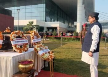 मुख्यमंत्री पुष्कर सिंह धामी ने जॉलीग्रांट एयरपोर्ट पहुंचकर शहीद राइफलमैन गौतम कुमार और वीरेन्द्र सिंह के पार्थिव शरीर पर पुष्पचक्र अर्पित कर दी श्रद्धांजलि
