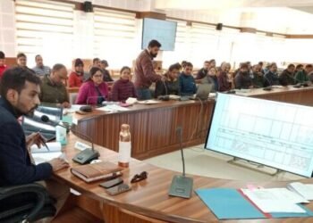 डीएम डॉ. आशीष चौहान ने मुख्यमंत्री घोषणाओं की प्रगति की समीक्षा के लिए ली जनपद स्तरीय अधिकारियों की बैठक, दिए आवश्यक दिशा निर्देश