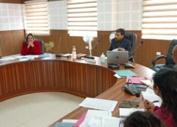 डीएम डॉ. आशीष चौहान ने ली सीएम हेल्पलाइन व ई-आफिस की प्रगति की समीक्षा, दिए आवश्यक दिशा निर्देश