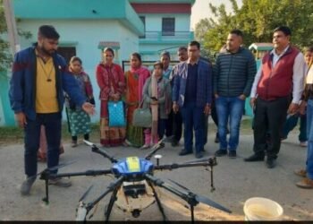 रुद्रपुर : विकसित भारत संकल्प यात्रा कार्यक्रम में कृषि ड्रोन के माध्यम से कीटनाशक का छिड़काव का किया गया प्रदर्शन