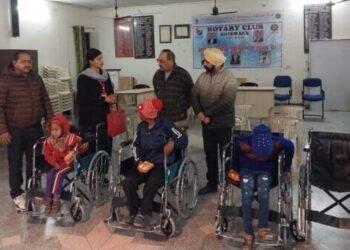 रोटरी क्लब कोटद्वार ने बांटी व्हील चेयर