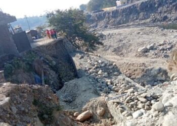 रतनपुर के निवासियों ने खो नदी के तटबंधों के पुनर्निर्माण की उपजिलाधिकारी से की मांग
