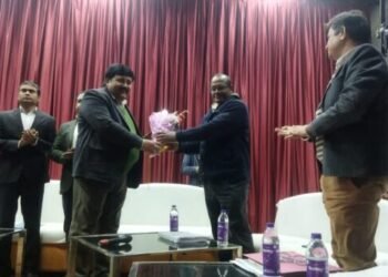 जनपद में विभिन्न विकास कार्यों, निर्माण कार्यों और योजनाओं का बेहतर क्रियान्वयन करना सुनिश्चित करें – सचिव