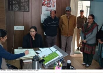 डीएम सोनिका ने विकासखण्ड रायपुर कार्यालय का किया औचक निरीक्षण, फील्ड कर्मचारियों से वीडियो कॉल पर जांची फील्ड की उपस्थिति