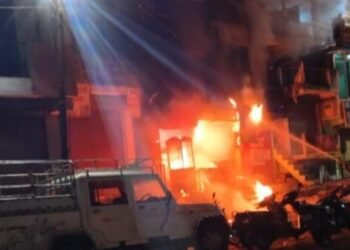 उत्तरकाशी : नौगांव बाजार में बेकरी में लगी भीषण आग, सामान जलकर राख