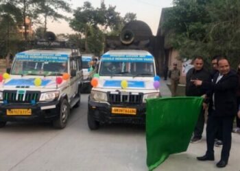 एडीएम पीएल शाह ने ईवीएम एवं वीवीपैट के प्रदर्शन के लिए 11 मोबाईल प्रदर्शन वैन को हरी झंड़ी दिखाकर किया रवाना