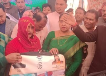 प्रधानमंत्री नरेन्द्र मोदी ने विकसित भारत संकल्प यात्रा के दौरान हरिद्वार के मत्स्य पालक किसान भूदेव सिंह से किया संवाद