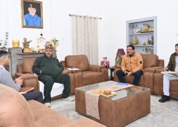 मसूरी शहर की विकास योजनाओं को लेकर बैठक लेते कैबिनेट मंत्री गणेश जोशी