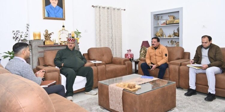 मसूरी शहर की विकास योजनाओं को लेकर बैठक लेते कैबिनेट मंत्री गणेश जोशी