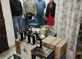 आबकारी टीम ने पकड़ा अवैध शराब का जखीरा