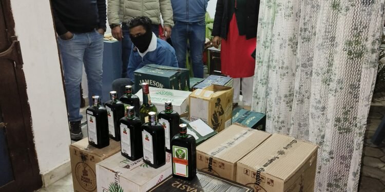 आबकारी टीम ने पकड़ा अवैध शराब का जखीरा