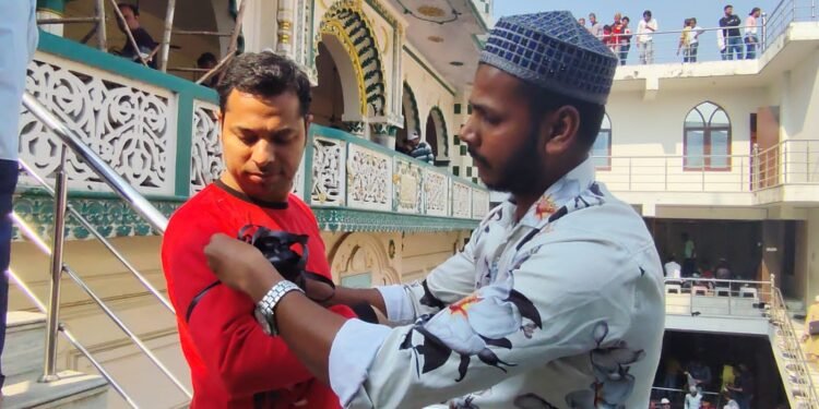 नमाज के दौरान लोगों ने हाथ पर बांधी काली पट्टी,यूनिफॉर्म सिविल कोड और हल्द्वानी मामले का जताया विरोध