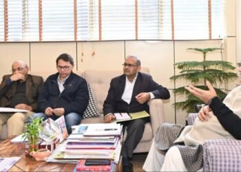 कृषि एवं उद्यान विभाग की अधिकारियों के साथ विभागीय योजनाओं की प्रगति की समीक्षा करते कृषि मंत्री गणेश जोशी।