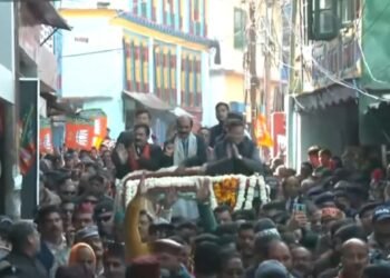 मुख्यमंत्री ने अल्मोड़ा में किया रोड शो, भारी संख्या में उमड़े लोग