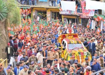उत्तरकाशी के बड़कोट में मुख्यमंत्री ने किया रोड शो,बड़ी संख्या में उमड़ा जन सैलाब
