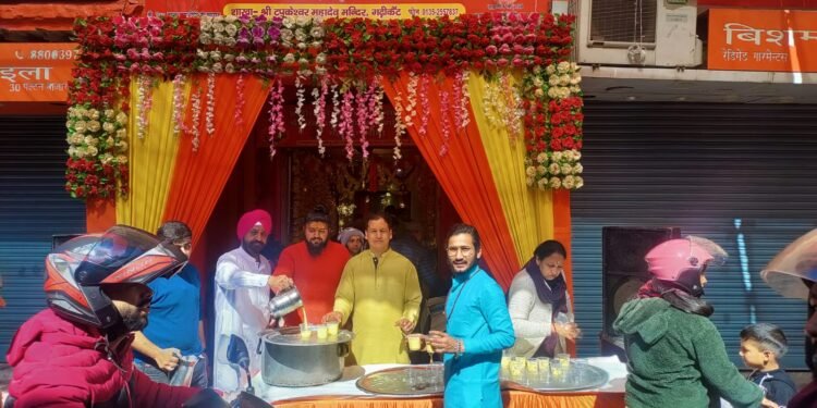 महाशिवरात्रि के पावन पर्व पर किया गया 31 किविंटल दूध का प्रसाद वितरण