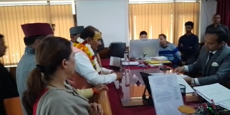 अल्मोड़ा से भाजपा प्रत्याशी अजय टम्टा ने किया नामांकन, बिशन सिंह चुफाल समेत कई विधायक रहे मौजूद