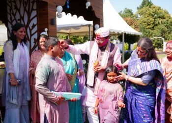 मुख्यमंत्री आवास में मनाई गई होली सीएम ने राज्यपाल और पूर्व मुख्यमंत्री के संग जमकर खेली होली