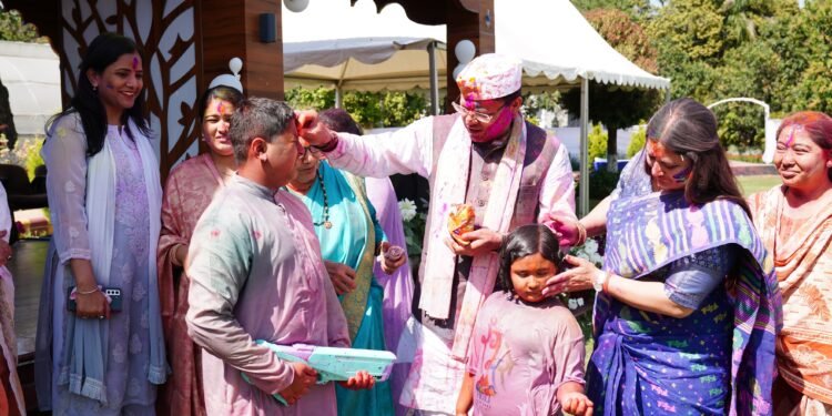 मुख्यमंत्री आवास में मनाई गई होली सीएम ने राज्यपाल और पूर्व मुख्यमंत्री के संग जमकर खेली होली