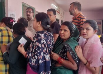 उत्तराखंड की पांच लोकसभा सीटों पर मतदान जारी, मुख्यमंत्री पुष्कर सिंह धामी समेत सभी कैबिनेट मंत्री और अधिकारियों ने डाले वोट