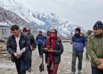 केदारनाथ पहुंची मुख्य सचिव राधा रतूड़ी पुनर्निर्माण कार्यों की ली जानकारी, यात्रा की भी समीक्षा की