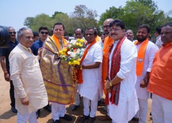 तेलंगाना पहुंचे उत्तराखंड के मुख्यमंत्री पुष्कर सिंह धामी,लोकसभा के लिए निजामाबाद में करेंगे प्रचार