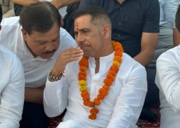 राबर्ट वाड्रा पहुंचे ऋषिकेश, गंगा आरती में की शिरकत, कांग्रेस के कई नेता रहे मौजूद