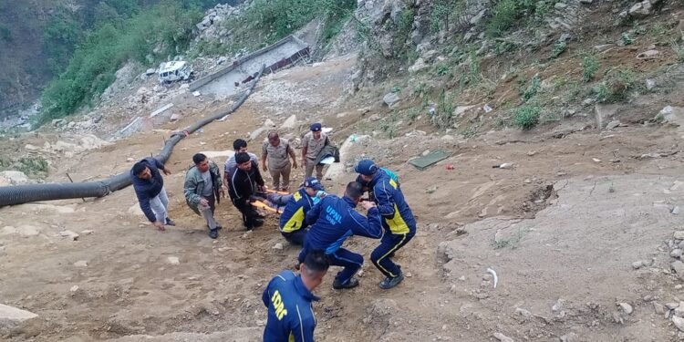 चारधाम यात्रा पर आए श्रद्धालुओं की बस पलटी, कई श्रद्धालुओं को आई हल्की चोट,कौड़ियाला के पास हुआ हादसा