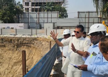 निर्माणाधीन ग्रीन बिल्डिंग की साइट पर पहुंचे मंत्री प्रेम अग्रवाल, दीवार गिरने के मामले पर जांच के लिए मेटेरियल का सैंपल भरा