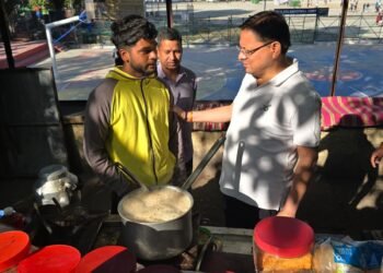 सुबह की सैर पर निकले धामी ने खुद बनाई अदरक की चाय, लोगों से मुलाकात कर सरकार के कामकाज का लिया फीडबैक