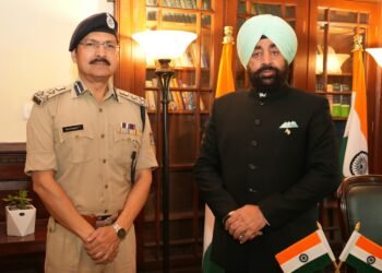 राज्यपाल लेफ्टिनेंट जनरल गुरमीत सिंह (से नि) से डीआईजी कुमाऊं मंडल डॉ. योगेंद्र रावत ने शिष्टाचार मुलाकात की