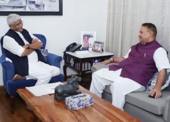 नई दिल्ली में केंद्रीय पर्यटन एवं संस्कृति मंत्री गजेन्द्र सिंह शेखावत से शिष्टाचार भेंट करते मंत्री गणेश जोशी