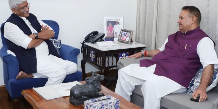 नई दिल्ली में केंद्रीय पर्यटन एवं संस्कृति मंत्री गजेन्द्र सिंह शेखावत से शिष्टाचार भेंट करते मंत्री गणेश जोशी