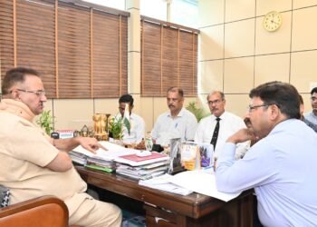 सैनिक कल्याण विभाग के अधिकारियों के साथ विभागीय समीक्षा करते सैनिक कल्याण मंत्री गणेश जोशी