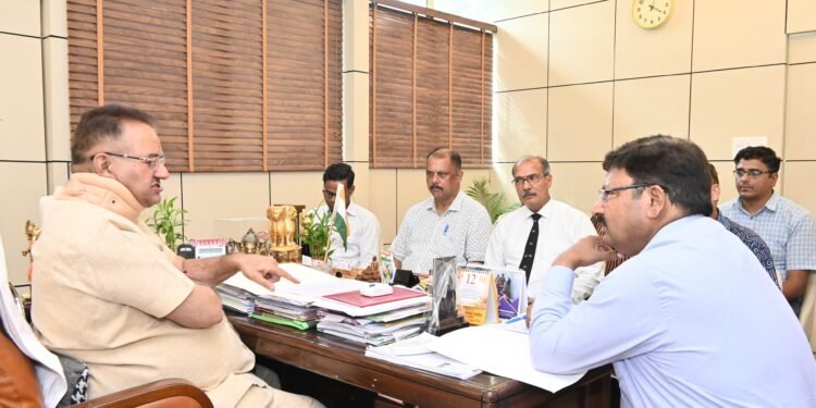 सैनिक कल्याण विभाग के अधिकारियों के साथ विभागीय समीक्षा करते सैनिक कल्याण मंत्री गणेश जोशी
