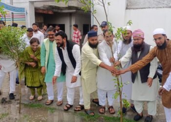प्रदेश के पहले मॉडर्न मदरसे में किया गया वृक्षारोपण; वक्फ बोर्ड के अध्यक्ष शादाब शम्स समेत कई नेता रहे मौजूद