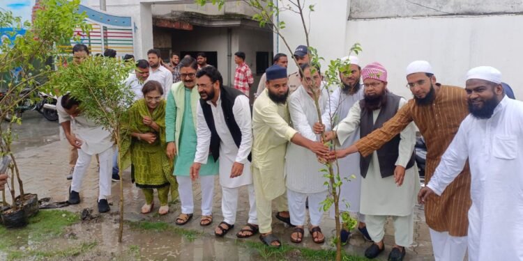 प्रदेश के पहले मॉडर्न मदरसे में किया गया वृक्षारोपण; वक्फ बोर्ड के अध्यक्ष शादाब शम्स समेत कई नेता रहे मौजूद