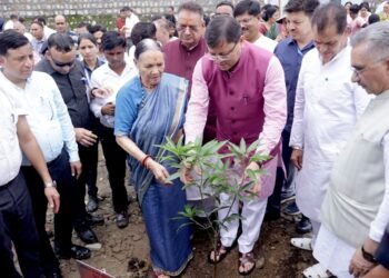 गुरू पूर्णिमा के शुभ अवसर पर मुख्यमंत्री ने ‘एक पेड़ मां के नाम’ अभियान के अंतर्गत अपनी माताजी संग किया पौधारोपण