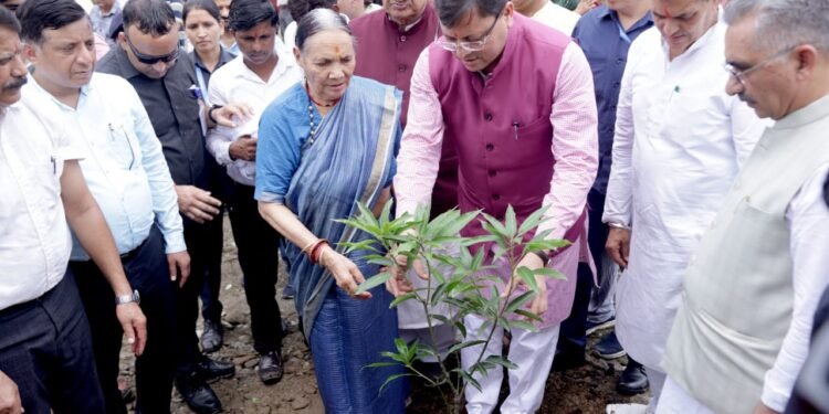 गुरू पूर्णिमा के शुभ अवसर पर मुख्यमंत्री ने ‘एक पेड़ मां के नाम’ अभियान के अंतर्गत अपनी माताजी संग किया पौधारोपण