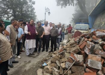 मसूरी विधानसभा क्षेत्र के विभिन्न क्षेत्रों में अतिवृष्टि के कारण हुए नुकसान का निरीक्षण करते कैबिनेट मंत्री गणेश जोशी