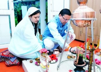 मुख्यमंत्री पुष्कर सिंह धामी ने सावन के पहले सोमवार पर पत्नी के संग किया शिवलिंग पर जलाभिषेक