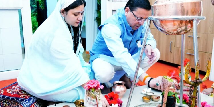 मुख्यमंत्री पुष्कर सिंह धामी ने सावन के पहले सोमवार पर पत्नी के संग किया शिवलिंग पर जलाभिषेक