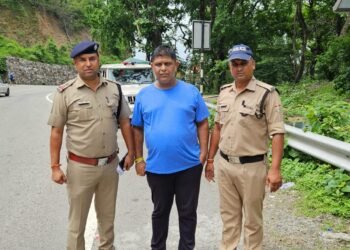 ढोल नगाडों के साथ गुण्डा एक्ट में  दून पुलिस ने किया जनपद की सीमा से बाहर