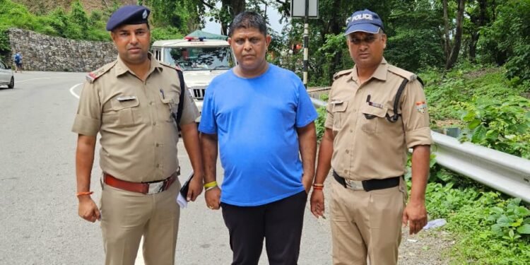 ढोल नगाडों के साथ गुण्डा एक्ट में  दून पुलिस ने किया जनपद की सीमा से बाहर