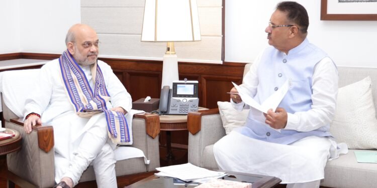 नई दिल्ली में केंद्रीय गृह एवं सहकारिता मंत्री अमित शाह  से शिष्टाचार भेंट करते कृषि मंत्री गणेश जोशी