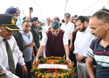 अठुरवाला निवासी शहीद हवलदार सत्ये सिंह बिष्ट को श्रद्धांजलि अर्पित करते सैनिक कल्याण मंत्री गणेश जोशी