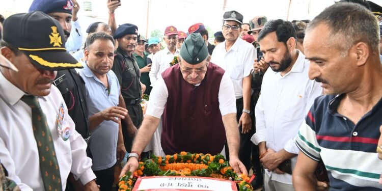 अठुरवाला निवासी शहीद हवलदार सत्ये सिंह बिष्ट को श्रद्धांजलि अर्पित करते सैनिक कल्याण मंत्री गणेश जोशी