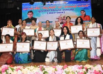 साहसिक और उत्कृष्ट कार्य करने वाली महिलाओं को मंत्री रेखा आर्या ने तीलू रौतेली पुरुस्कार से किया गया सम्मानित